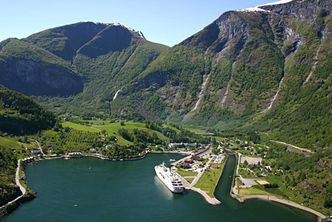Cruiseskipstrafikken og annen skipsfart med turister inn i fjordene bringer med seg mye luftforurensning. Bilde:  Flåm Utvikling