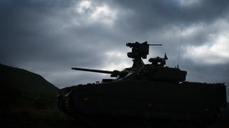 Profilen på norske CV90 merke IIIb er lett å kjenne igjen på Protector-våpenstasjonen som stikker opp. Foto: Eirik Helland Urke