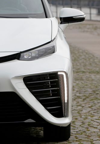 Brenselcella trenger mye luft (oksygen), derav de voldsomme luftinntakene på Toyota Mirai. Foto: Per Erlien Dalløkken