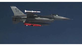 Et JSM-testmissil slippes fra et F-16 på 22 000 fots høyde over Utah i 2017. Bilde:  US Air Force