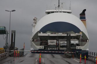 Fergen kommer til kai i Horten. Bastø Fosen tester autonomi-funksjoner til støtte for navigatørene. Bilde:  Tore Stensvold