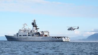 NH90 og KV «Senja» i forbindelse med den første fiskeriinspeksjonen høsten 2014. Bilde: Sjøforsvaret/Forsvaret