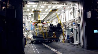 Bildet er fra den første traverseringen med NH90. Traverseringssystemet «Trigon 5» fra MacTaggart & Scott ble tidligere brukt for å traversere Lynx Mk86, men NH90 er større og nesten dobbelt så tungt. Bilde: Forsvaret