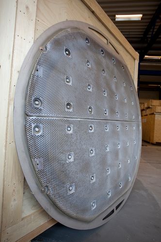 Flere slike membraner settes sammen med gummipakninger i mellom. Antall membraner bestemmer anleggets kapasitet. Bilde: NEL Hydrogen