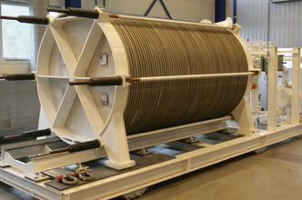 Komplett cellepakke med membraner og gummiringer spent sammen. Fra produksjonen på Notodden. Bilde:  NEL Hydrogen