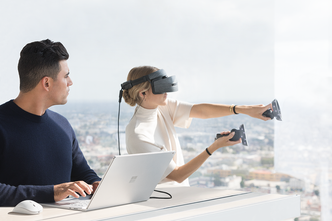 Flere produsenter lanserer de første Windows Mixed Reality-brillene samtidig med lanseringen av Windows 10 Fall Creators Update. Foto: Microsoft