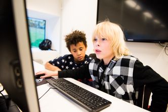 Shajan Zeida (11) og Lukas deltok på kodesamlingen. Foto: Lær Kidsa Koding