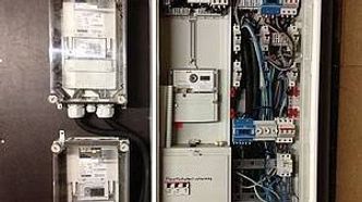 Her ser vi CarpeDIEMs måleboks (til høyre) sammen med en vanlig strømmåler for husstander. Foto:  CarpeDIEM