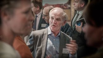 Finn Gunnar Nielsen diskuterer med tidligere kollegaer under åpningen av Hywind Skottland. Foto: Eirik Helland Urke