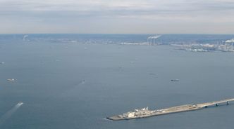 Slik ser det ut der brua over Tokyo Bay stopper og går ned i en undersjøisk tunnel. Frem til Ryfast åpner er denne undersjøiske veitunnelen verdens lengste. Foto: By Nesnad/<a href="https