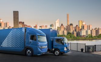 E-Fuso Vision One ved siden av den eksisterende elektriske eCanter. Foto: Daimler AG