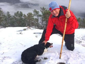 Broren Sveinungs sauehund, Juni, på tur med Bjelland i fjellene rundt familiegården. Foto: Privat
