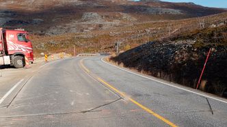 Strekene på veien avslører stedet der kablene ble lagt ned i asfalten i oktober. Bilde:  Lisbeth Nilsen/ Statens Vegvesen