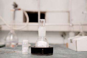 Til nå har forskerne på Universitetet i Stavanger produsert rundt 250 varianter av metall-kelatorer, hvorav fem skiller seg ut som spesielt interessante. Foto:  Eirik Helland Urke