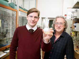Professor Pål Rongved (til venstre) og siv.ing. i kjemi, dr. Alexander H. Åstrand ved Farmasøytisk institutt ved Universitetet i Oslo har utviklet det komplekse molekylet som kan fjerne resistens-mekanismen i bakterier. Foto:  Eirik Helland Urke
