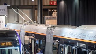 Trollyebuss: Van Hool stilte ut sin lengste buss, en treleddet 24 meter med trolleylading og -kjøring. Foto: ORV