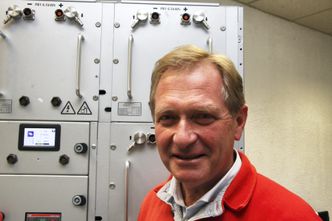 Erik Ianssen i Selfa Artctic har et bankende hjerte for nullutslippsløsninger. Her foran en batteripakke fra PBES, som produserer i Trondheim. Foto:  Tore Stensvold