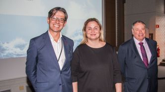 F.v.: Bernt Skeie, administrerende direktør i CMR Prototech, statssekretær i Næringsdepartementet Dilek Ayhan, og Pete Worden i Breakthrough Initiatives. Foto: Marius Valle