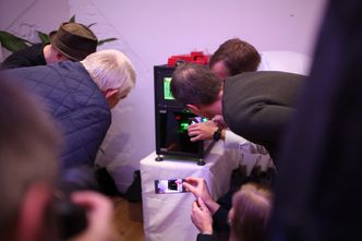 Denne skriveren graverer 3D-modellen med laser inni en gjennomsiktig plastblokk. Bare en av mulighetene man har når man har 3D-skannet seg selv, eller andre. Foto: Sony