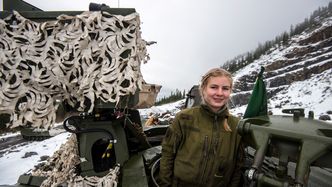 Matilde Madshus fører CV90 stormpanservogn. Foto: Mathias Klingenberg