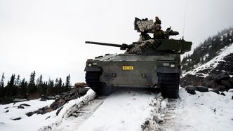 CV90 Stormpanservogn kan fungere som en sensor for bombekastervognen ved å måle fiendens posisjon og sende dataen digitalt videre til bombekasteren. Foto: Mathias Klingenberg