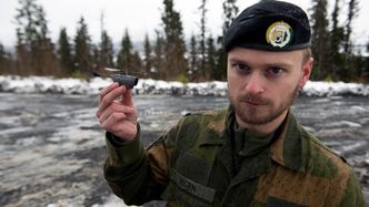 Halvard Horn, sjef Kat1 ved Hærens våpenskole, viser frem Black Hornet-dronen som skal integreres i kommunikasjonssystemet. Foto: Mathias Klingenberg