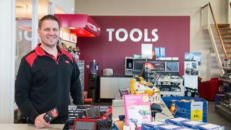 Hos Ståle Hagen i TOOLS-butikken på Hamar vil du kunne prøve ut varmekameraet som gir håndverkere en lettere hverdag for en grei penge.