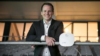 Kjetil Nesvik fra Atea, ved siden av et nettverkspunkt fra Aruba, under Atea Community 2017