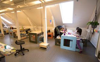 Sammen om eksperimenter: Gruppearbeid er bra for læringen under ledelse av førskolelærer og realfagspedagog Oda Bjerknes. Foto: Espira