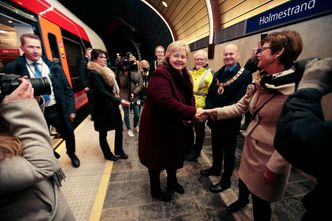 GODT PÅKLEDD: De fremmøtte hadde kledd seg godt da Erna Solberg åpnet Holmestrand stasjon i desember i fjor. Foto:  Åserud, Lise
