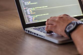 En ny rapport slår fast at det offentlige må være mer på ballen og dyrke spisskompetanse internt. Foto: Pexels