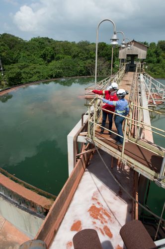 Vannbehandlingsanlegget til Hydros alumina-anlegg i Brasil. Prosessingeniør Elke Samanta fra Alunorte og Inger Sethov fra Hydro i Norge (t.v.). Bilde:  Halvor Molland/Hydro