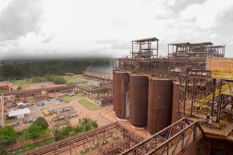 Hele Alunorte-anlegget får en rustrød farge fra bauksitten. Bilde:  João Ramid/Hydro