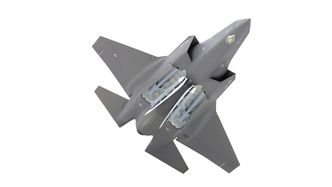 F-35A og F-35C kan bære to JSM internt (i tillegg til fire under vingene). De to andre missilene i våpenrommet er AIM-120 AMRAAM. Bilde:  Kongsberg