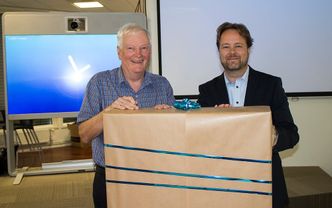 Endelig pensjonist: Gisle Bjøntegaard ble takket for innsatsen da han som 70-åring ble pensjonist. Etter to uker var han tilbake. Pensonistlivet var ikke det han trodde. Videokompresjon var mye morsommere. Foto: ORV