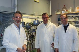 Unik teknologi: Adm. dir. i Thermo Fisher Scientific/Life Technologies AS, Ole Dahlberg, forskningssjef Geir Fonnum og forskningsdirektør Erlend Ragnhildstveit har sammen med 200 ansatte hendene fulle med å produsere nok at de nye hydrogelkulene til gentesting. Foto:  ORV