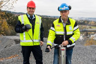 Ole-Ivar Bjørkamo, forretningsutvikler brann og redning i Securitas, sammen med Ole Viken, HMS-leder på Feiring bruk.