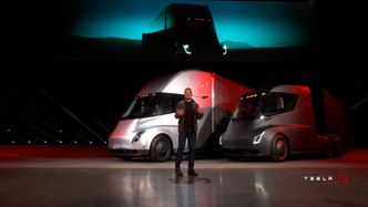 Elon Musk lanserte Teslas lastebil i Los Angeles fredag morgen norsk tid. Bilde: Tesla