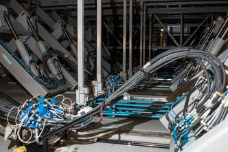 Deler av scenen er bygget på enorme sakseløftmekanismer, også hydraulisk drevet.