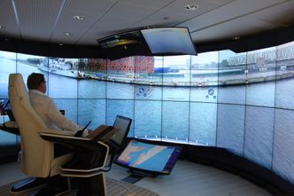 Skjermer i 180 grader gir bedre oversikt enn om kapteinen satt på brua. Ingen stolper er i veien og på andre skjermer kan han se 3D dybdekart, akter og velge annen informasjon. Om natta er det fullt nattsyn som skal være bedre enn å stå om bord. Bilde:  Tore Stensvold