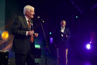 Gisle Bjøntegaard fikk prisen av TUs Jan Moberg og Teknas Lise Lyngsnes Randeberg. Bilde: Mathias Klingenberg