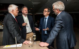 Før utdeling: Fra venstre: TU-journalist Odd Richard Valmot, TUs ansvarlige redaktør Jan Moberg, Svein Richard Brandtzæg og Teknisk Ukeblad-redaktør Tormod Haugstad. Bilde: Mathias Klingenberg