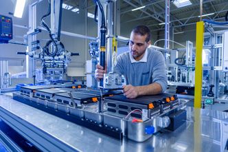 Fabrikken er semi-automatisk. Bilde: Alexander Heimann/Akasol