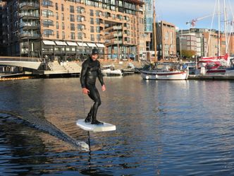 Nikolai Hiorth svever over vannet ved Aker Brygge. Bilde: Privat/Brødrene Hiorth