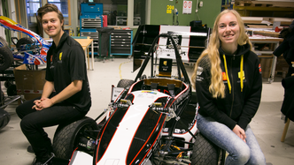 Jacob Vigerust og Cornelia Reme-Ness med årets utgave av Revolve NTNU-bilen