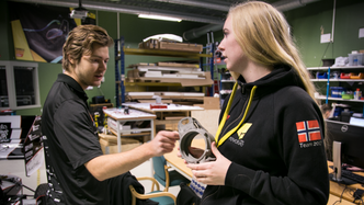  Cornelia holder opp en upright i 3D-printet titan, der hjullagrene til SKF får plass etter litt maskinering.