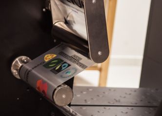 Stor fart: Hvert produkt går seks ganger gjennom den digitale trykkeprosessen, dermed er det helt avgjørende at dette går raskt og effektivt for seg. Bilde:  Tormod Haugstad