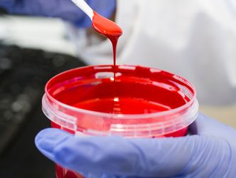 Fargemiks: Utallige fargekombinasjoner må lages når fotballklubber og sportstøy-leverandører skifter farger hver sesong. Bilde:  Silje Katrine Robinson