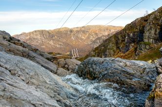 Den trebente masten, designet av Eva Widenoja, er på plass i det ville landskapet i Rogaland. Bilde:  Statnett/Woldcam