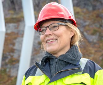 En industridesigner må også ut i terrenget. Her er Eva Widenoja ved Kjerag der hennes nyeste mast er plassert. Bilde:  Statnett/Woldcam